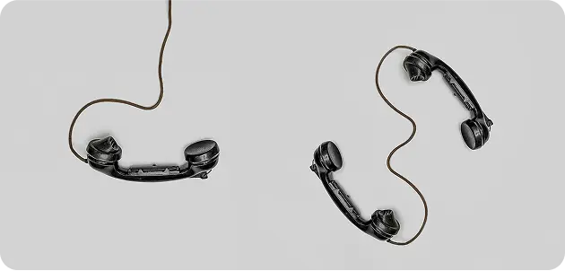 Trois téléphone sur fond gris avec câble