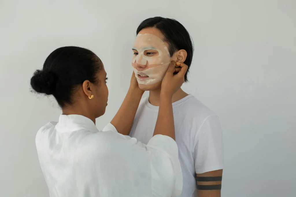 Pose d'un masque sur un jeune homme