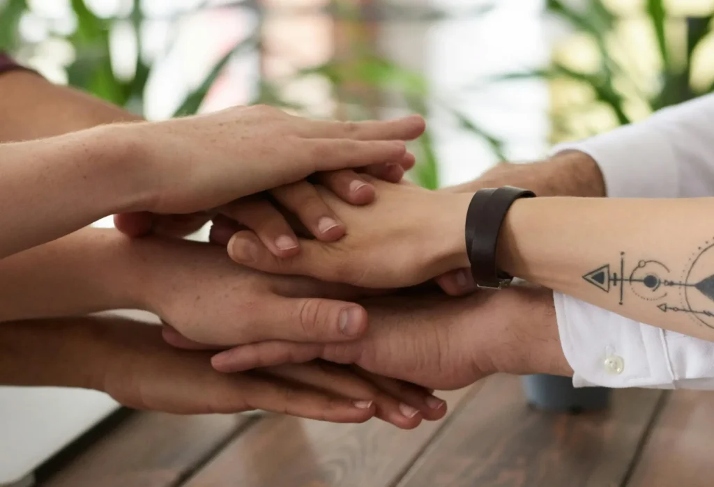 Mains de l'équipe, l'une sur lautre