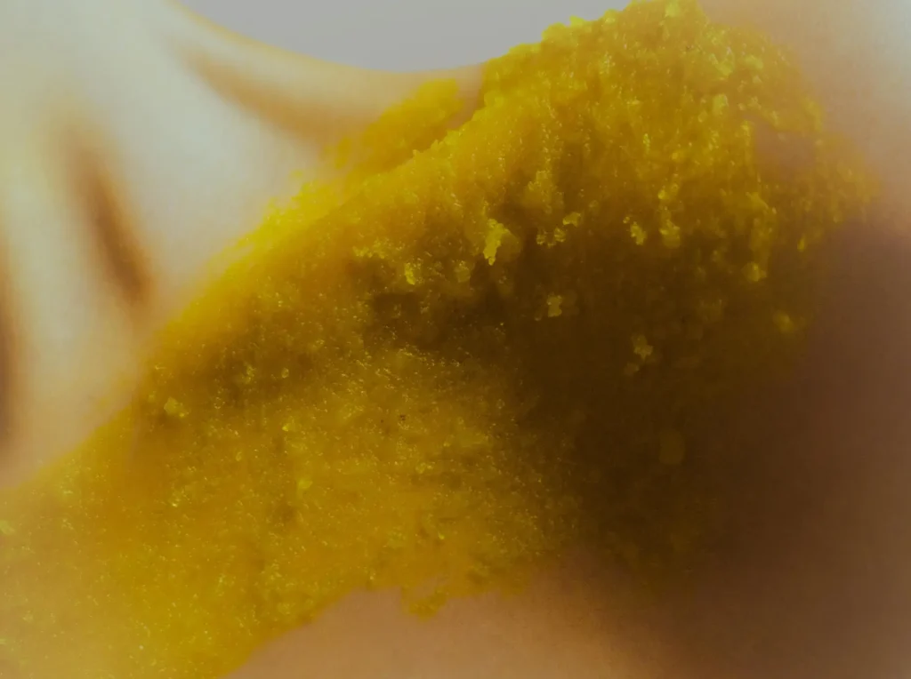 Exfoliant sur l'épaule de couleur jaune orangé