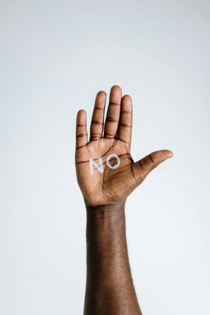 Main avec écrit "NO" au milieu