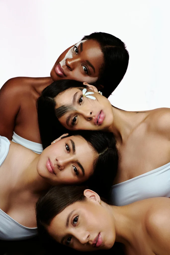 Trois femmes avec maquillage, diversité de la couleur de peau