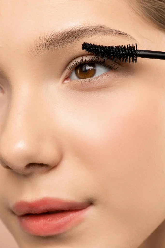 Application de mascara sur les cils
