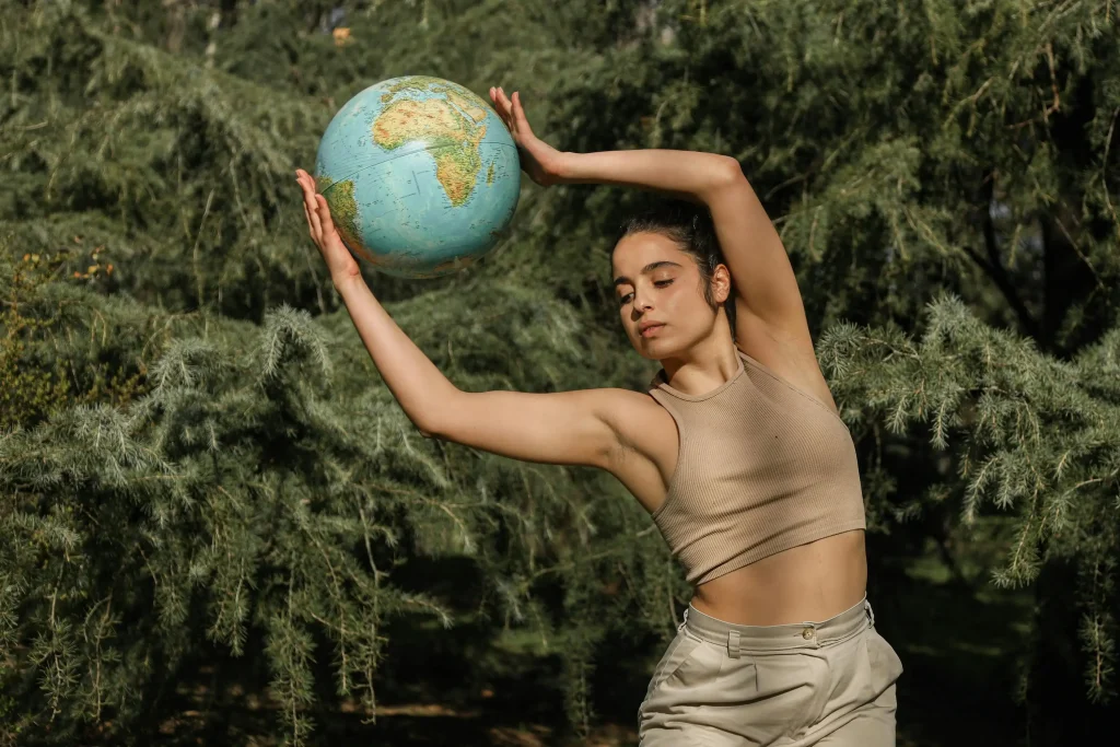Jeune femme qui tient un globe dans ses mains