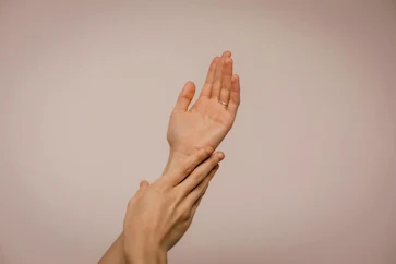 Deux mains qui se touchent