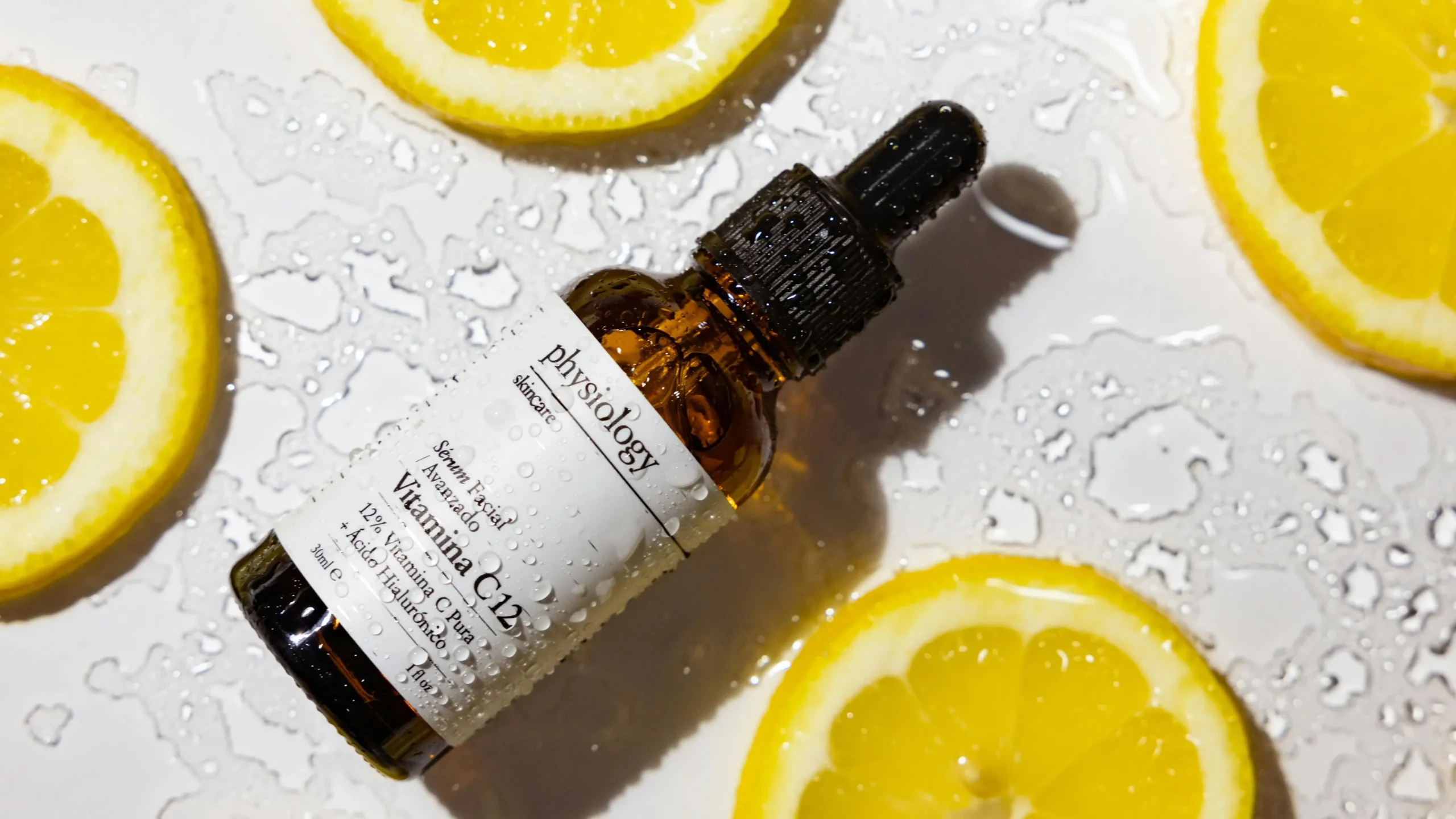 Sérum vitamine C avec rondelles de citron autour