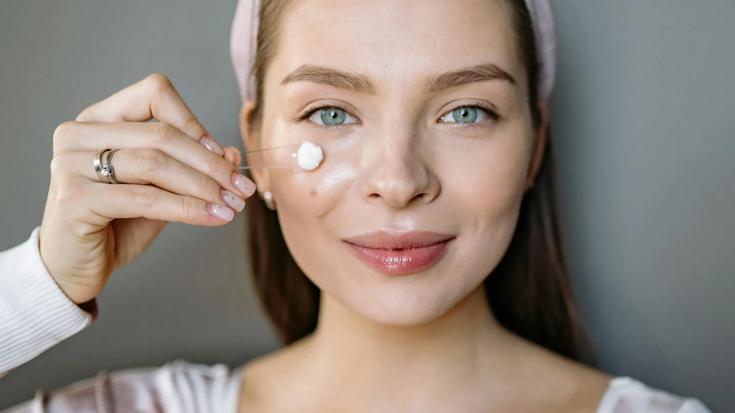Visage lumineux laissant paraître une peau douce et sans défauts
