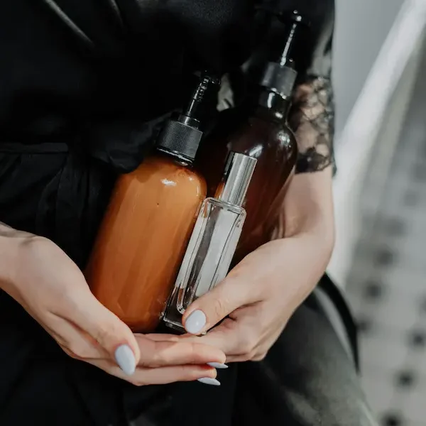 Produits de beauté dans les mains d'une mannequin